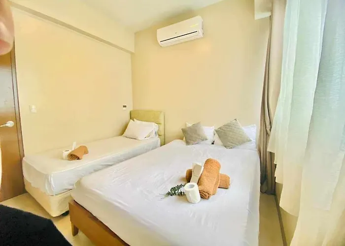 2br Unit With Balcony- Pool Access- Near Airport