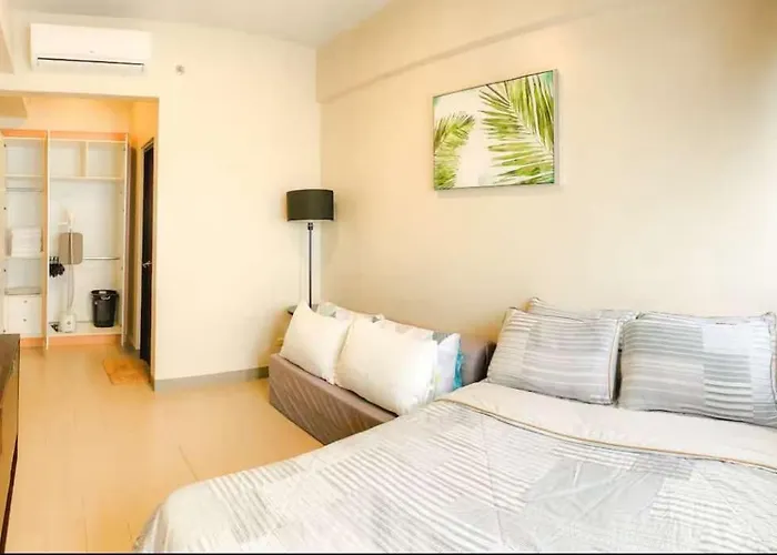 2br Unit With Balcony- Pool Access- Near Airport