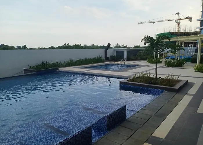 2br Unit With Balcony- Pool Access- Near Airport